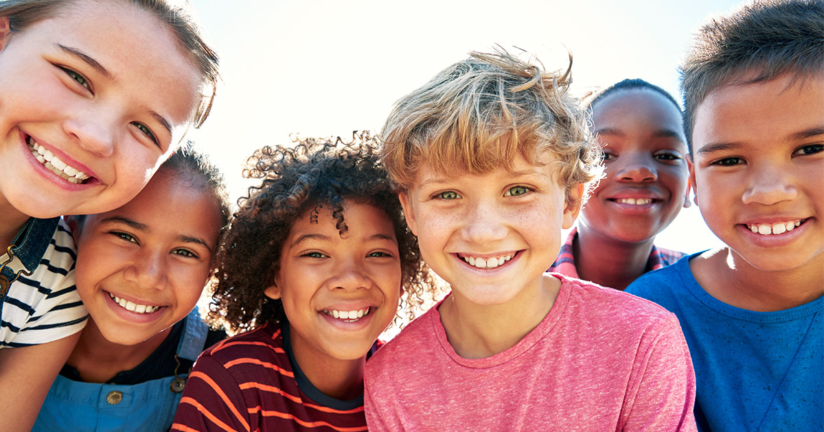 Kids_Detox_Blog_LI a group of kids together smiling